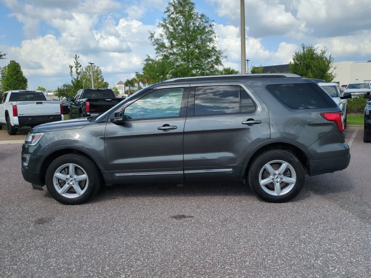 Used 2017 Magnetic Metallic Ford XLT image 3