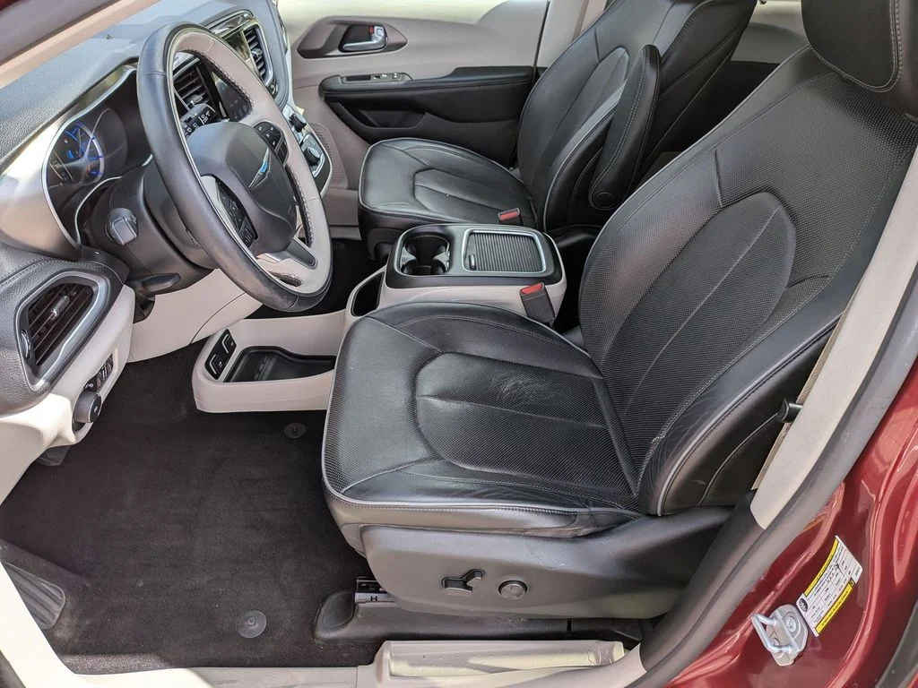 Used 2018 Red Chrysler Limited image 11