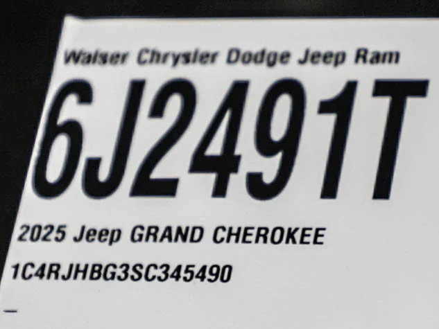 Used 2025 Diamond Black Crystal Pearlcoat Jeep Limited image 29