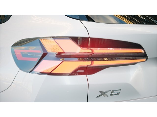 New 2026 Mineral White Metallic BMW xDrive40i image 8