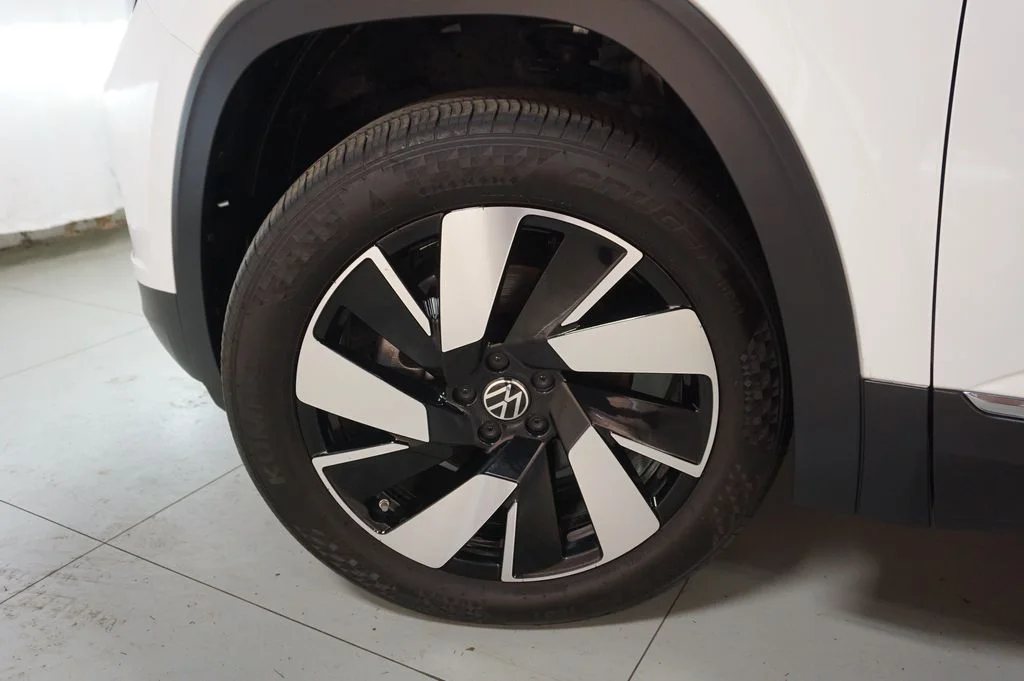 Certified Used 2025 Opal White Pearl Volkswagen 2.0T SEL image 47