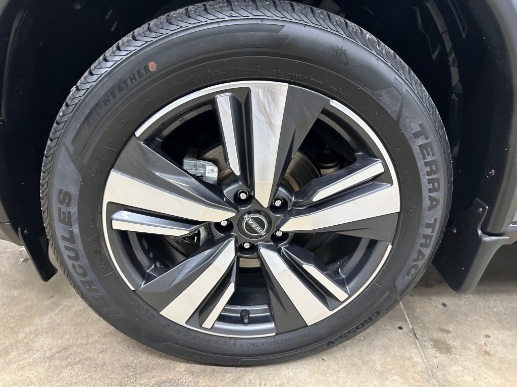 Used 2022 Gun Metallic Nissan Platinum image 37