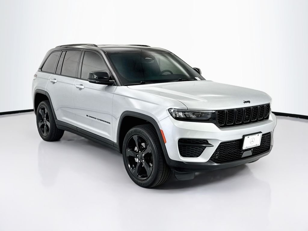 Used 2023 Silver Jeep Altitude X image 3