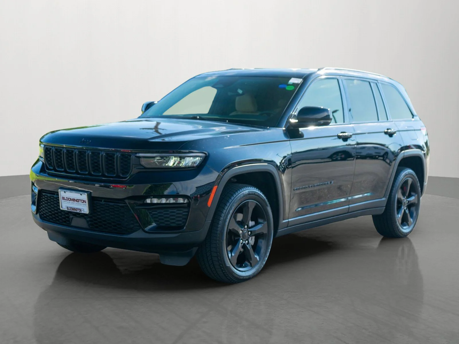 Used 2023 Diamond Black Crystal Pearlcoat Jeep Limited image 3