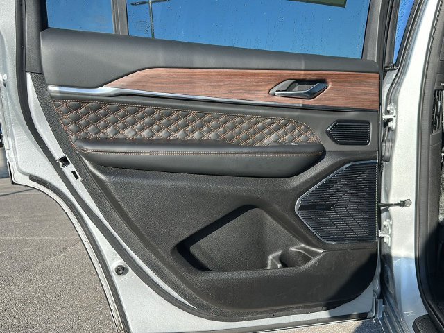 Used 2025  Jeep Summit image 32