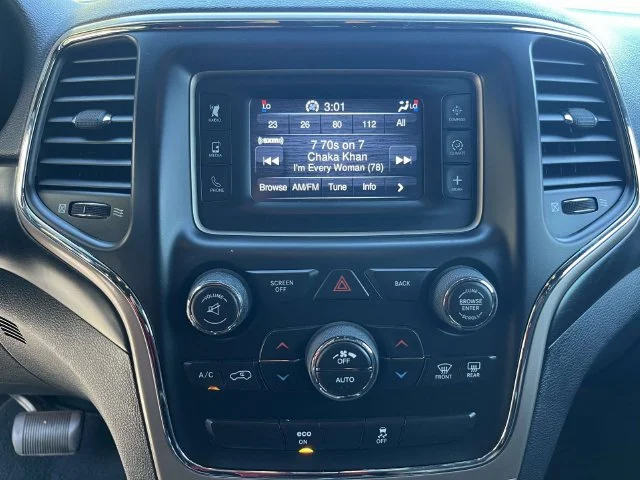 Used 2014 Granite Crystal Clearcoat Metallic Jeep Laredo image 23