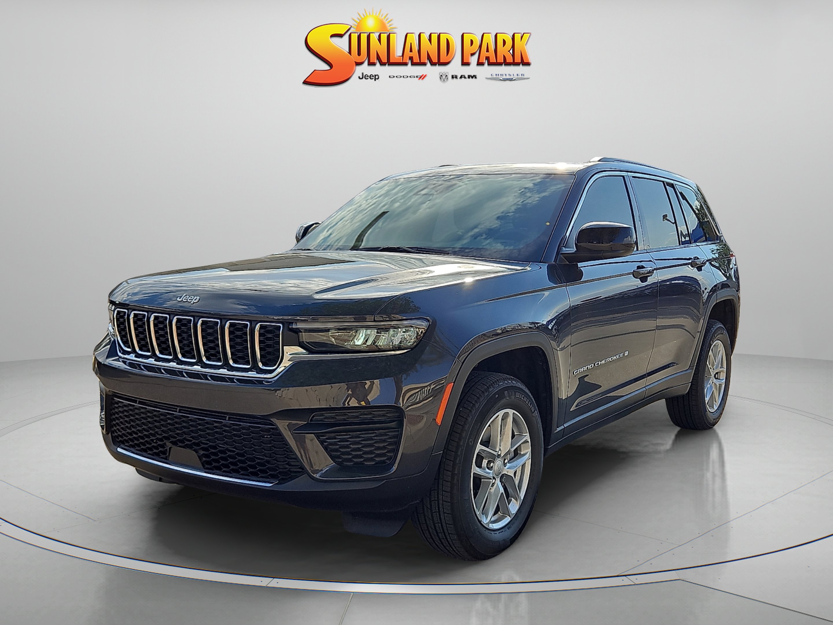 New 2025 Baltic Gray Metallic Clear-Coat Exterior Paint Jeep Laredo X image 2
