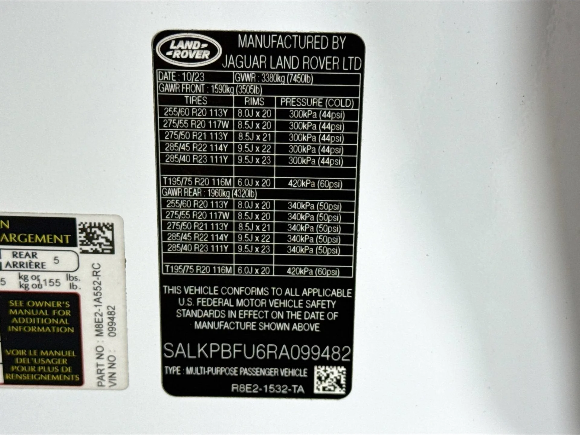 Used 2024 Fuji White Land Rover SE W/REAR DVD image 28
