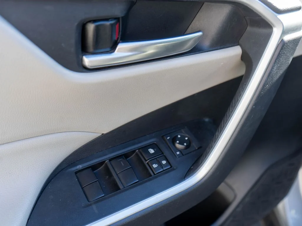 Used 2019 Silver Toyota XLE image 25