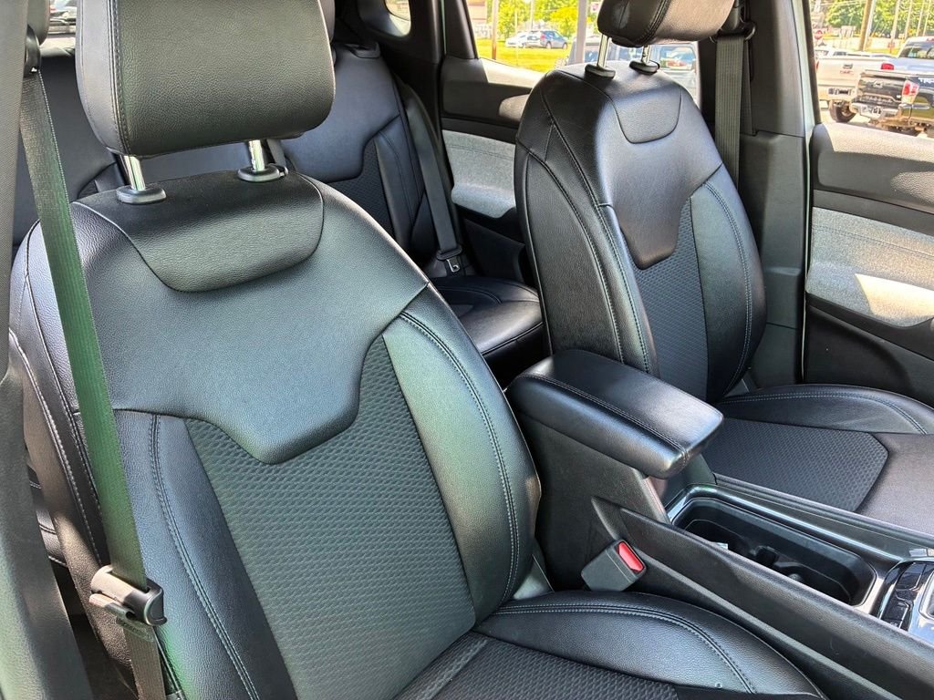 Used 2024 White Jeep Latitude image 42