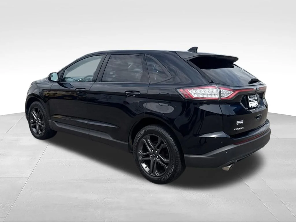 Used 2018 Shadow Black Ford SEL image 4