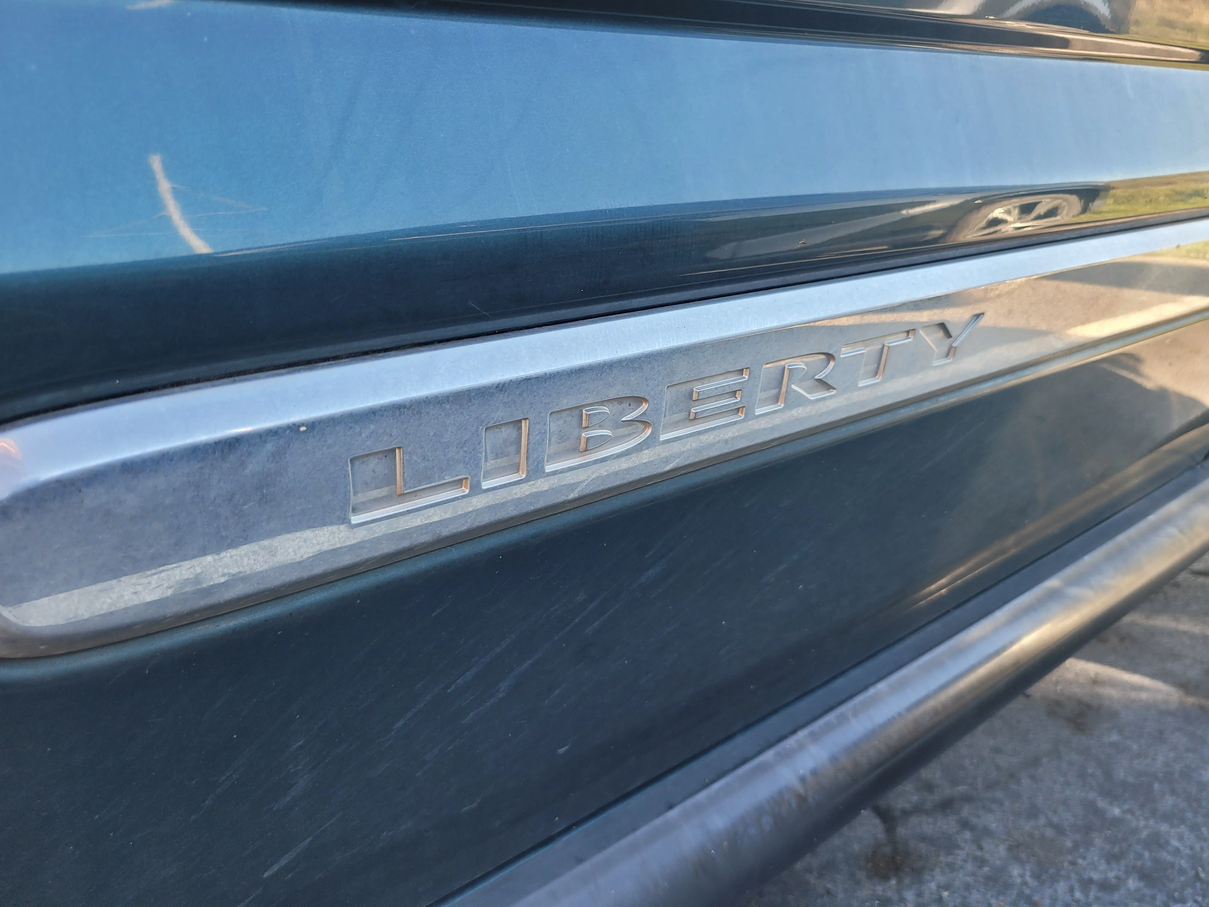 Used 2005  Jeep Limited image 9