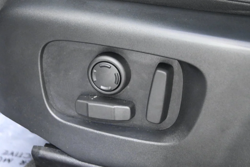 Used 2022 Gray Land Rover P250 R-Dynamic S image 29