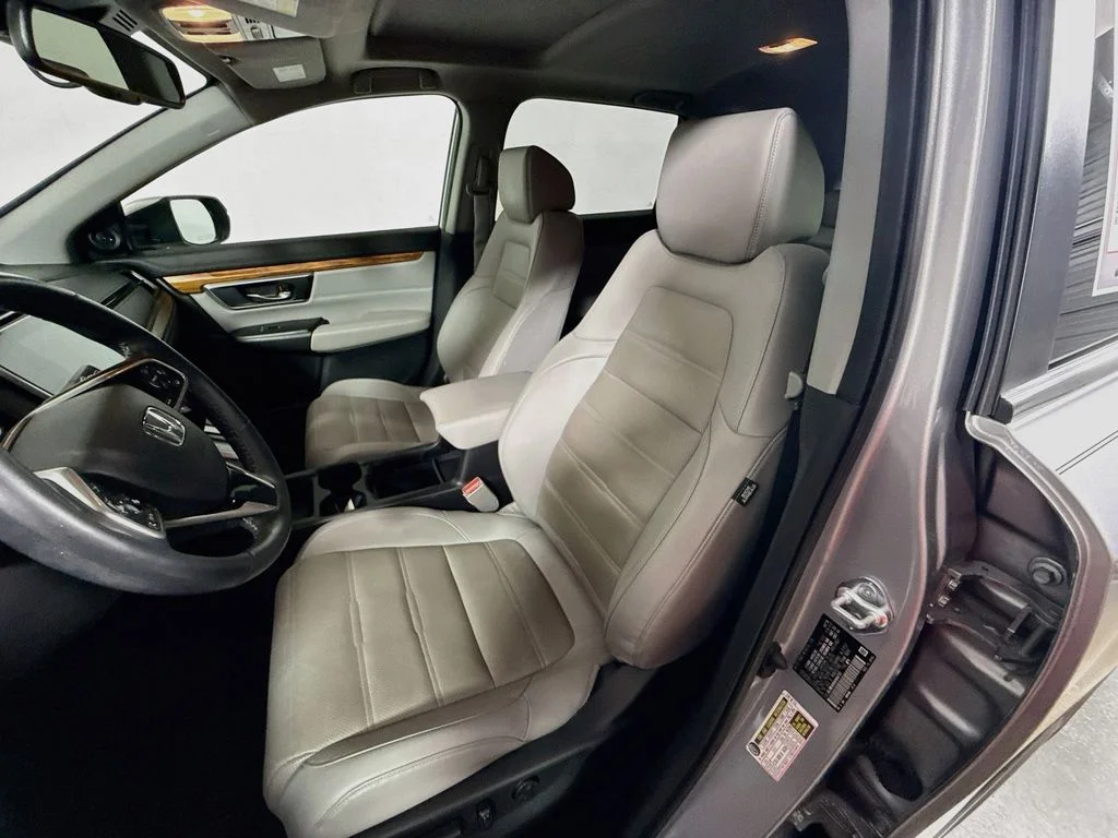 Used 2019 Lunar Silver Metallic Honda Touring image 18