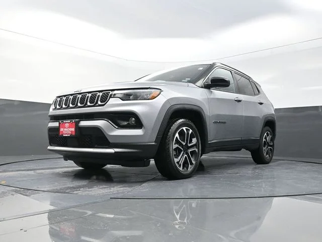 Used 2024  Jeep Limited image 32