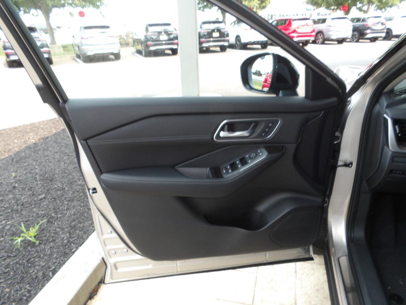 New 2026 Champagne Silver Metallic / Super Black Two-tone Nissan Platinum image 18