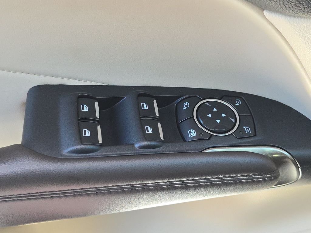 Used 2016 Silver Lincoln Select image 22