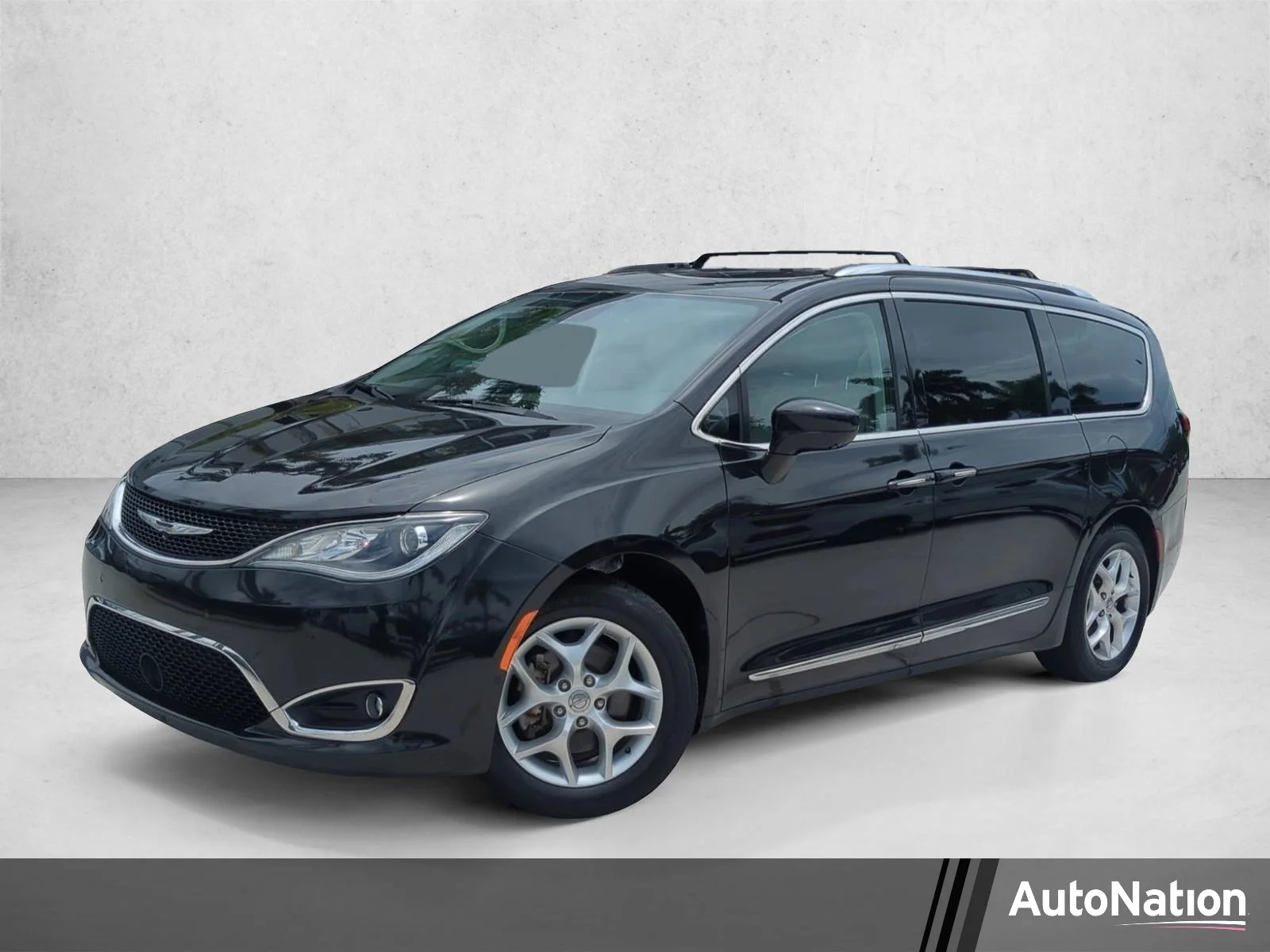 Used 2018 Brilliant Black Crystal Pearlcoat Chrysler Touring L image 1