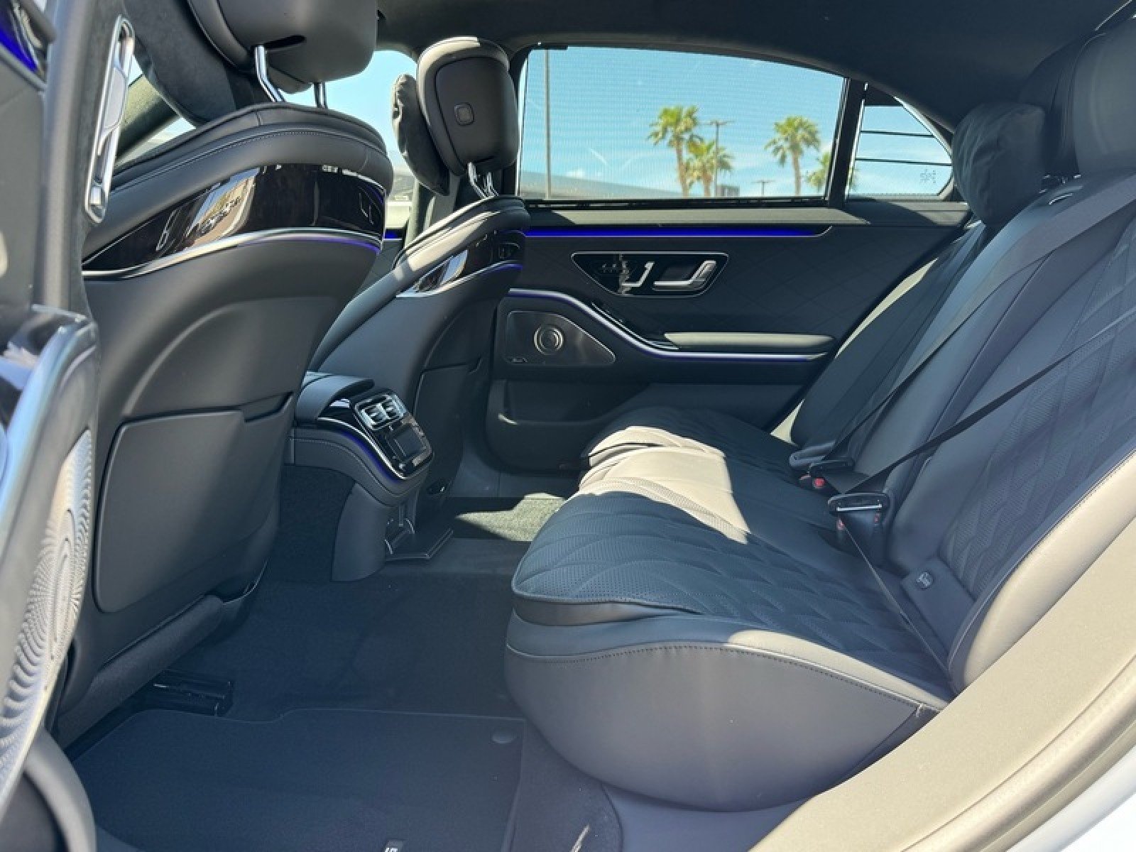 New 2026 MANUFAKTUR Moonlight White Metallic Mercedes-Benz S 580 4MATIC® Sedan image 13
