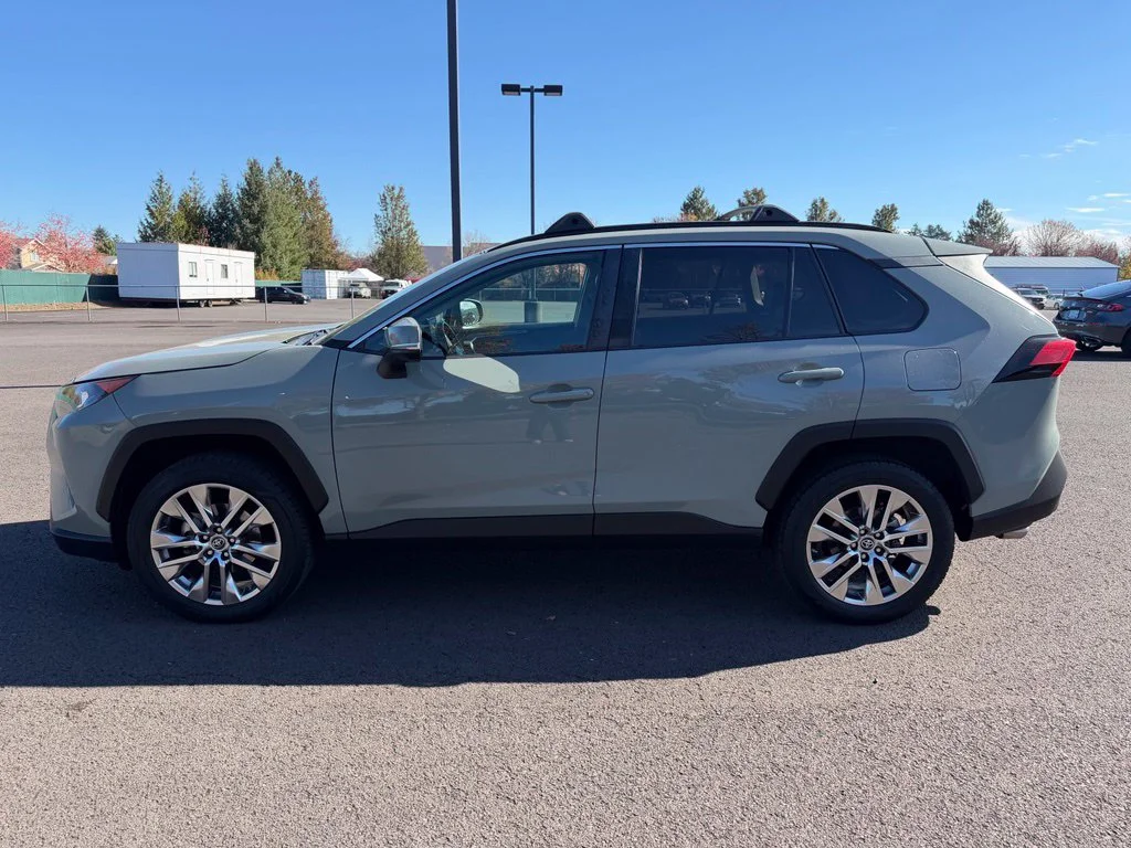 Used 2019 Lunar Toyota XLE Premium image 5