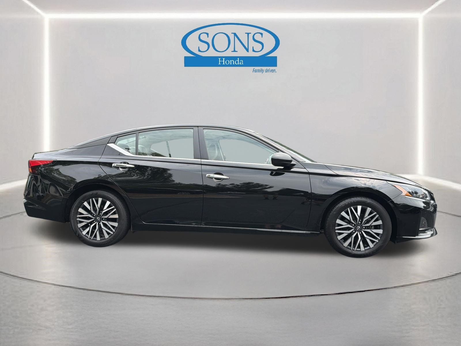 Used 2025 Super Black Nissan SV image 25