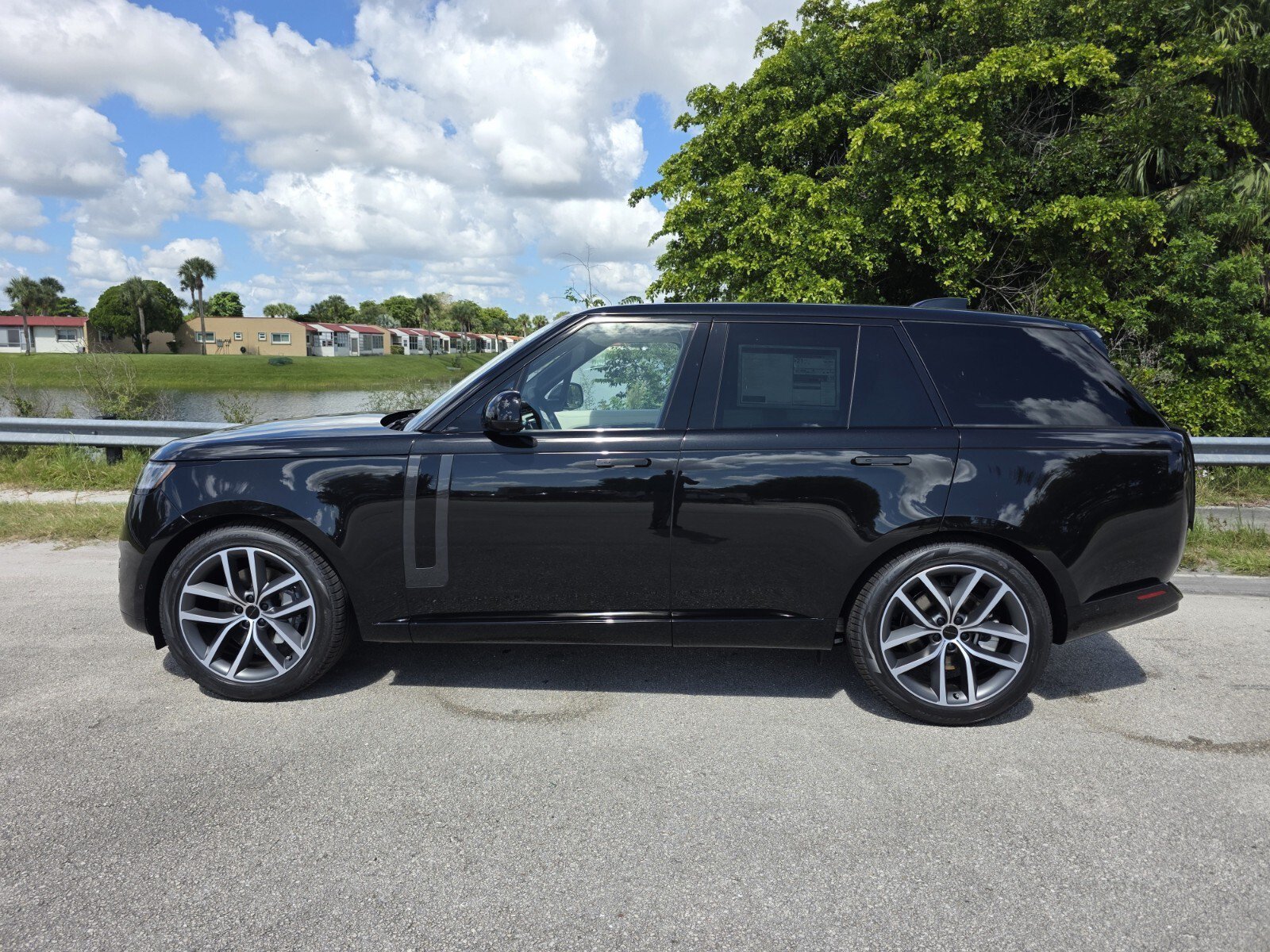 New 2026 Santorini Black Land Rover P400 SE image 7