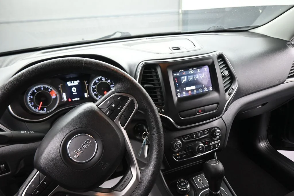 Used 2019 Black Jeep Latitude image 37