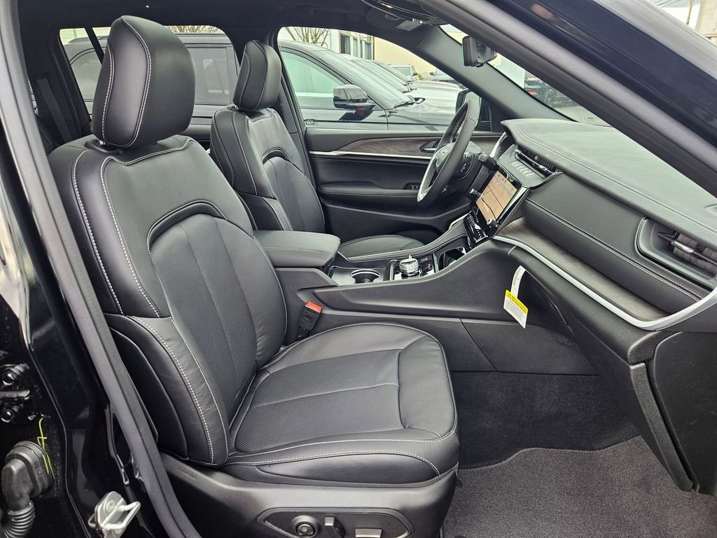 New 2026 Diamond Black Crystal Pearl-Coat Exterior Paint Jeep Limited Reserve image 30