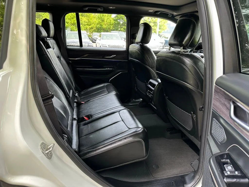 2023 Jeep Grand Cherokee Overland - Photo 17