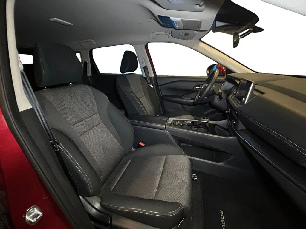 Used 2025 Scarlet Nissan SV image 16