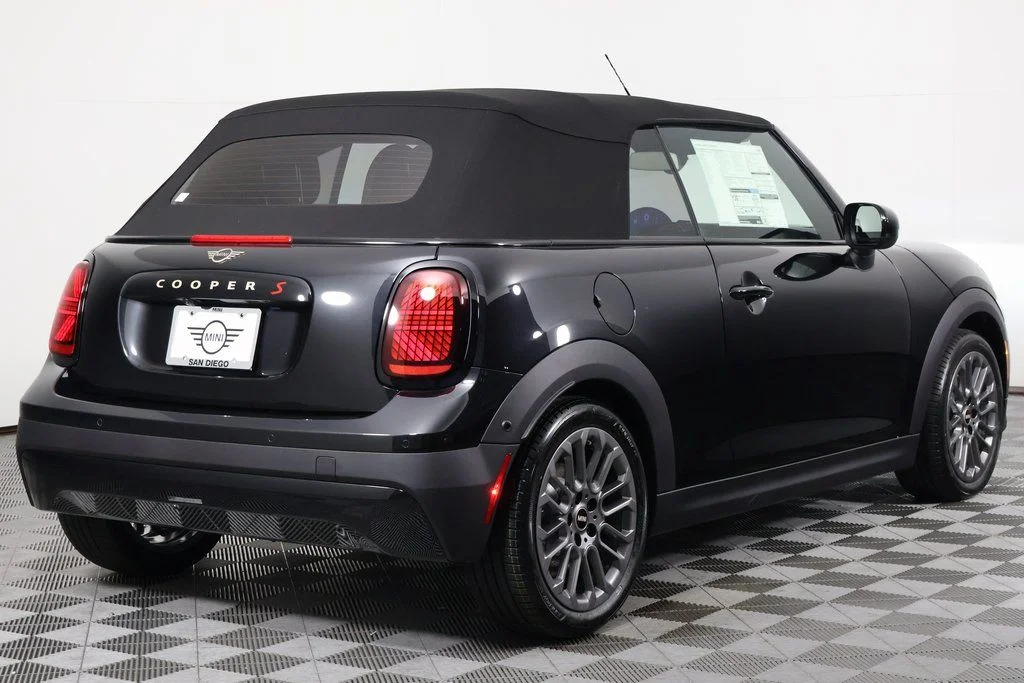 New 2026 Midnight Black MINI Signature Plus image 2