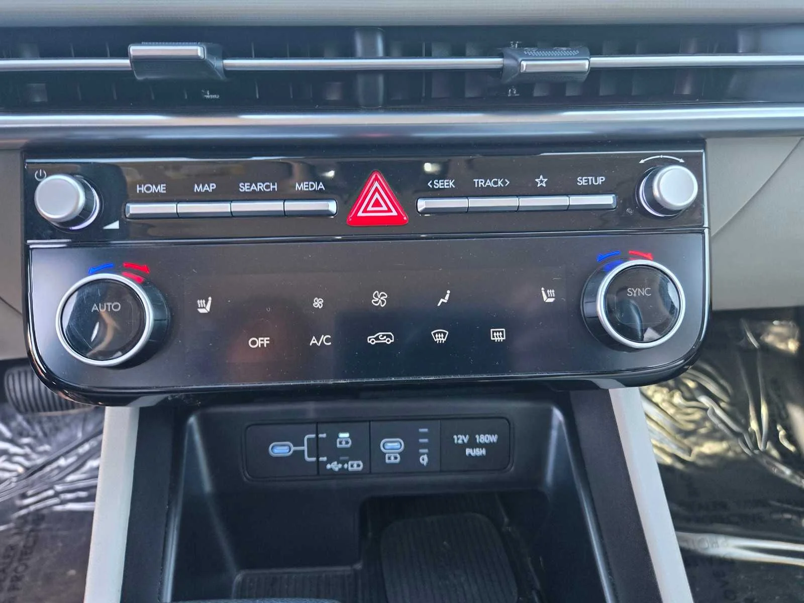 Used 2025  Hyundai SEL image 17