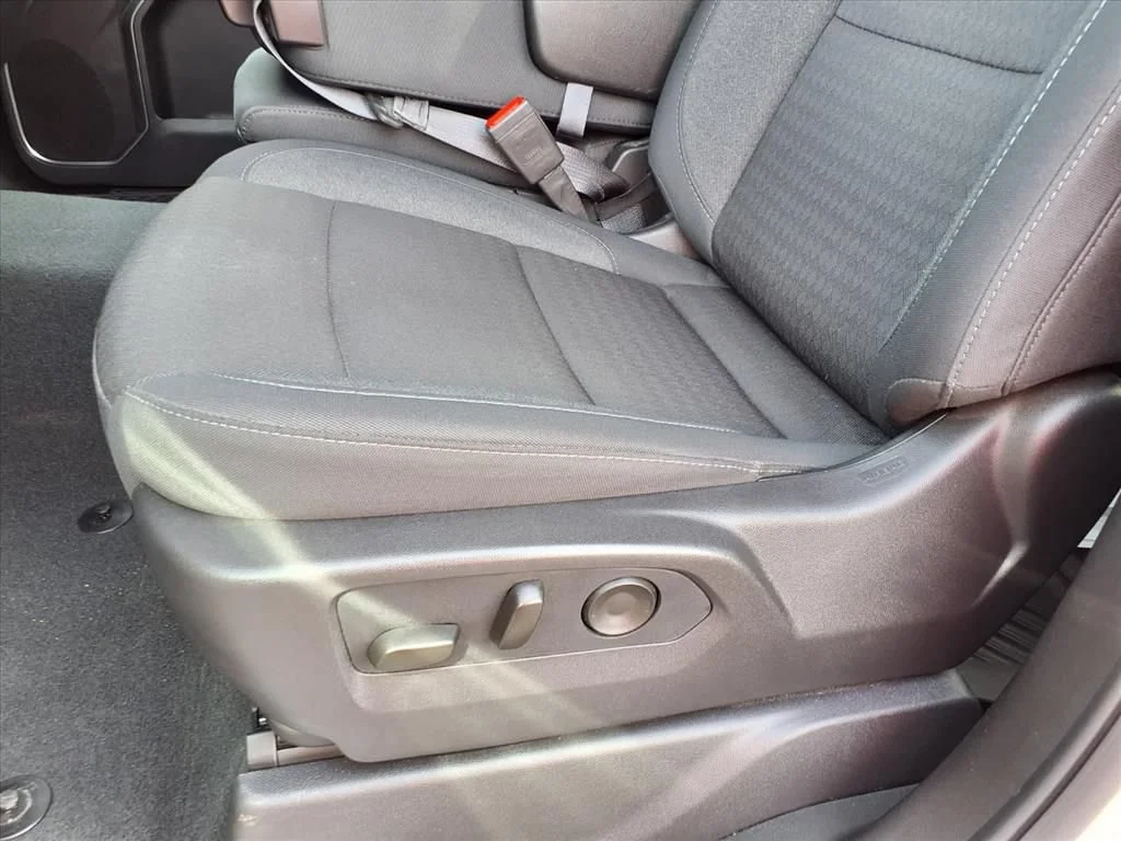 Used 2025 Summit White Chevrolet LT image 4