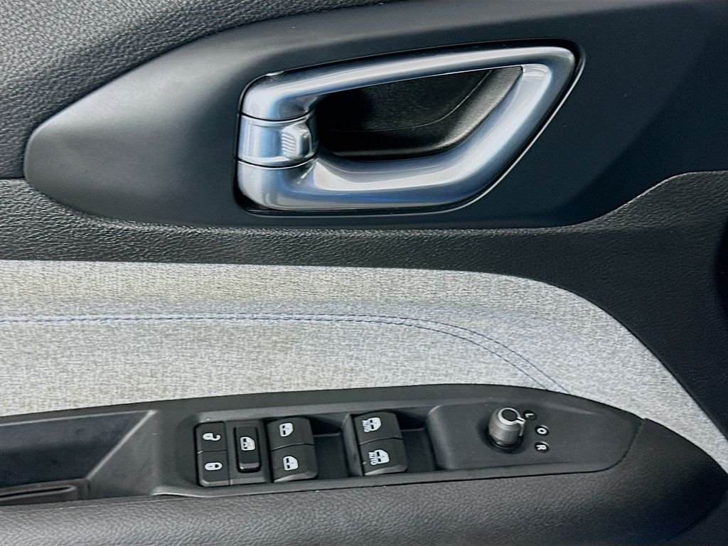 Used 2025 Blue Jeep Latitude image 17