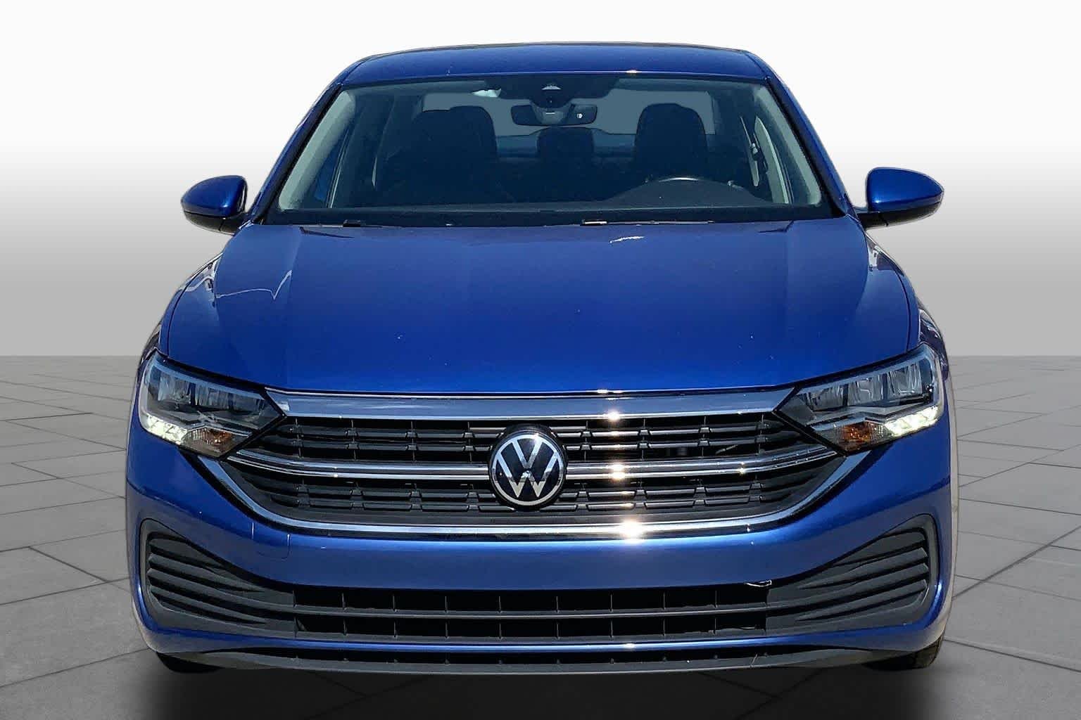 Used 2024 Rising Blue Metallic Volkswagen SE image 4
