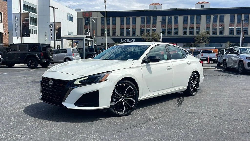 Used 2025 White Nissan 2.5 SR image 27