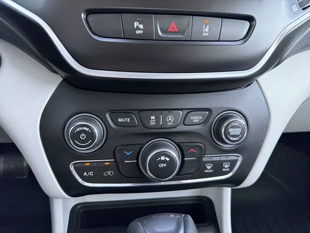 Used 2021 Beige Jeep Latitude Plus image 25