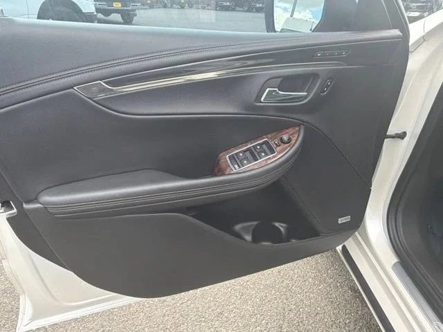 Used 2014 White Diamond Tricoat Chevrolet LTZ image 17