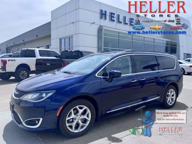 2017 Chrysler Pacifica Touring-L's photo