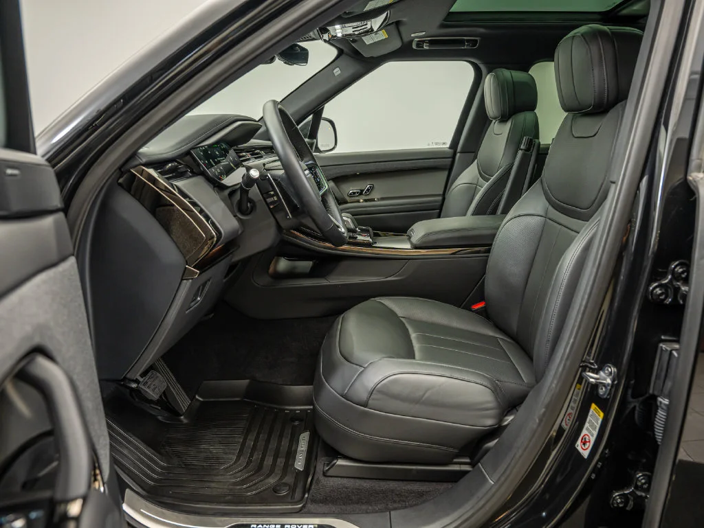 Used 2026 Santorini Black Land Rover SE image 29