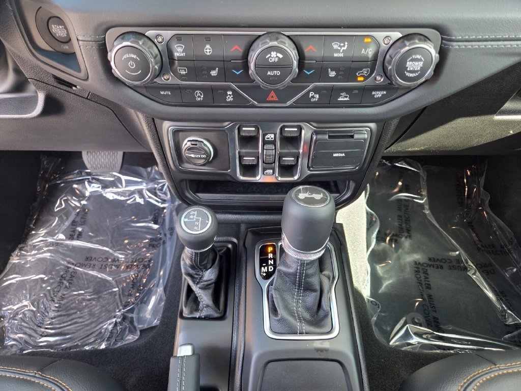 New 2026 Black Clear-Coat Exterior Paint Jeep Sahara image 16
