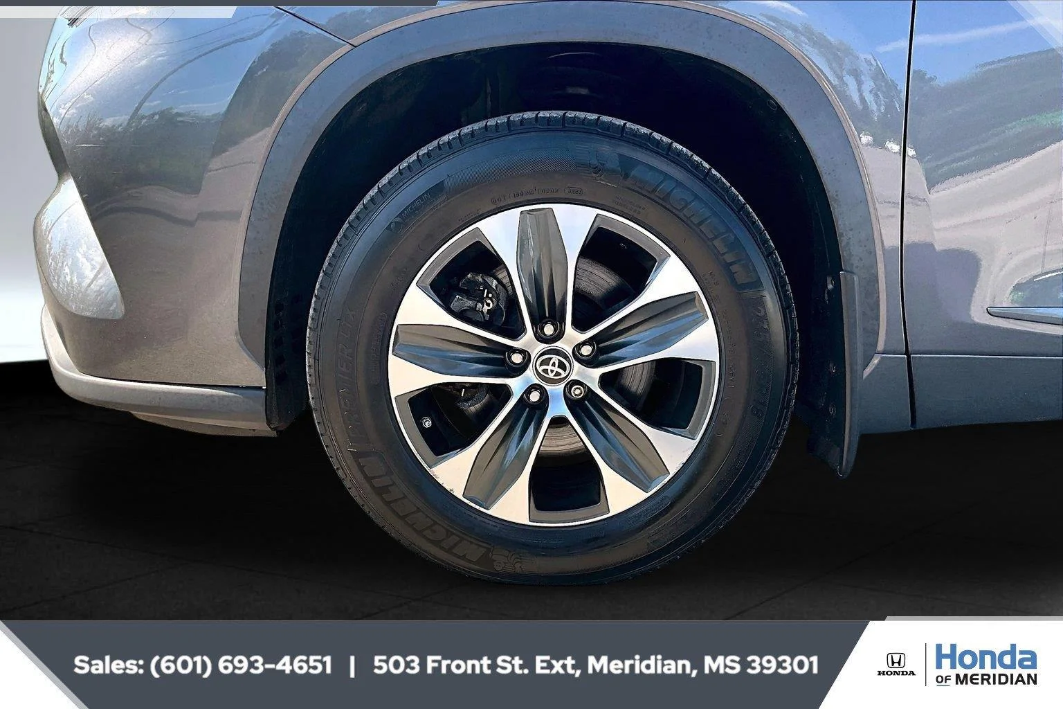 Used 2021 Magnetic Gray Metallic Toyota XLE image 7