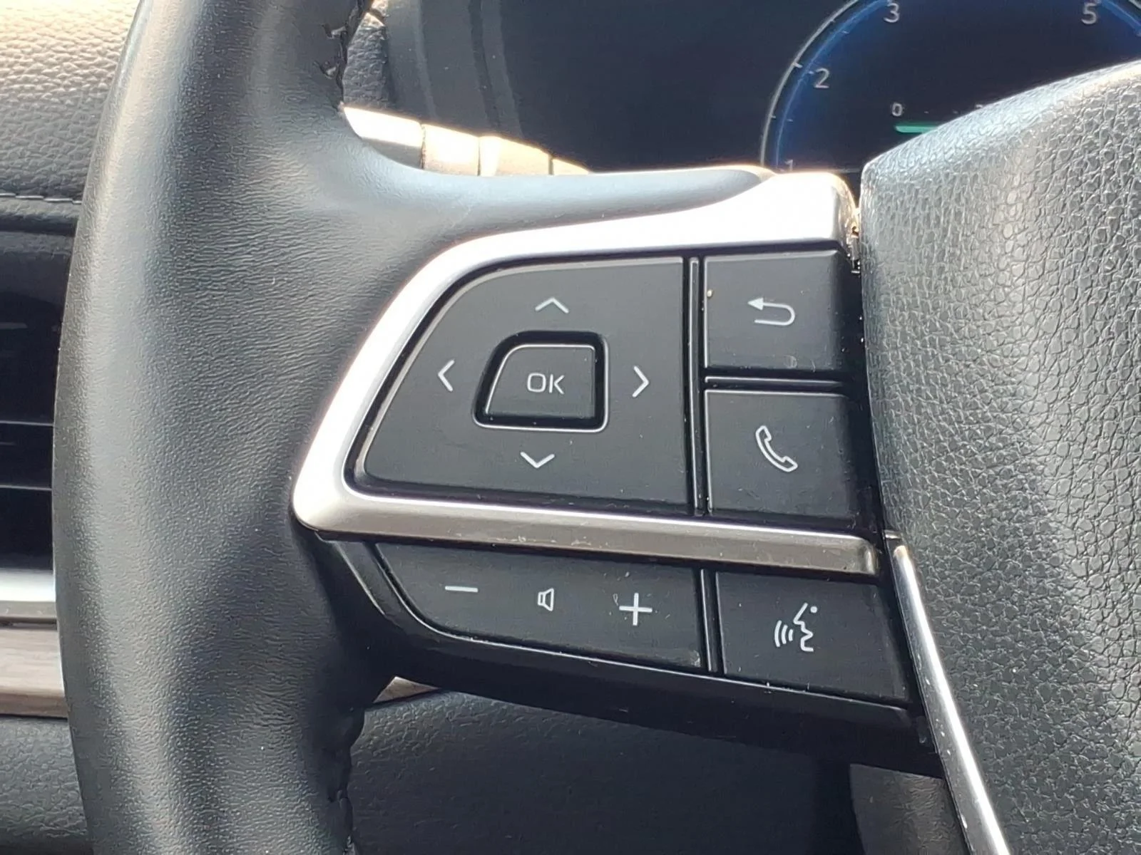 Used 2024 Wind Chill Pearl Toyota Limited image 28