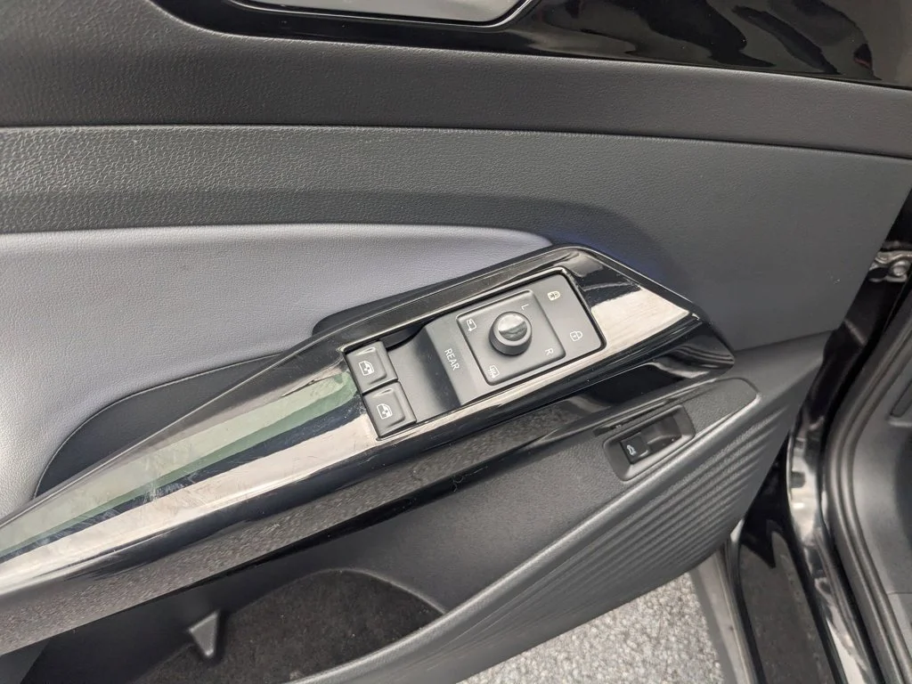 Used 2021  Volkswagen Pro S image 12