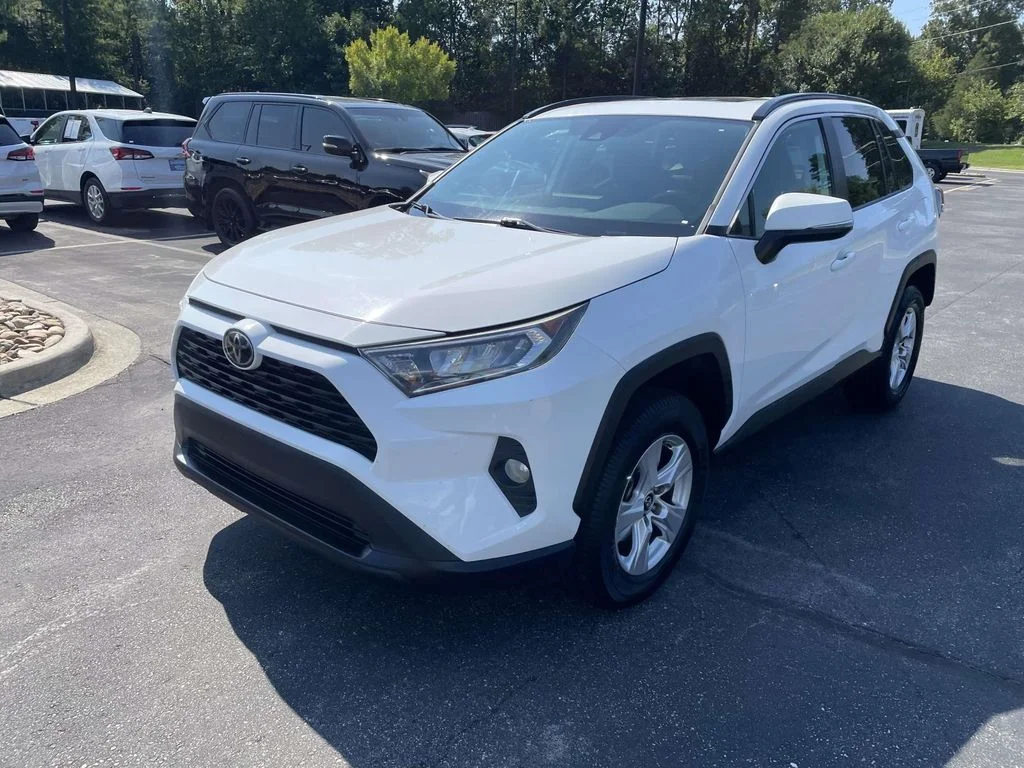 Used 2019  Toyota XLE image 3