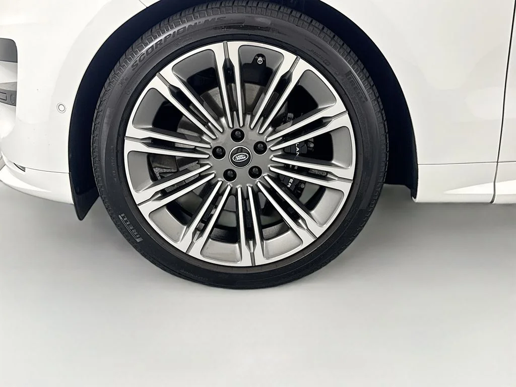 Used 2025 White Land Rover Dynamic SE image 32