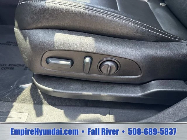 Used 2024 White GMC SLT image 29
