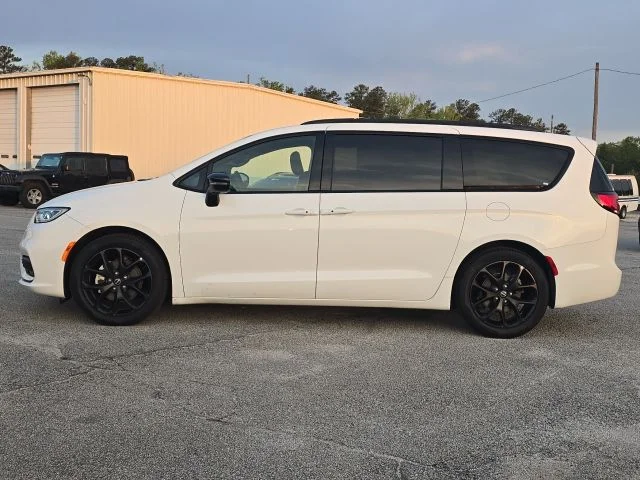 Used 2025 White Chrysler Limited image 2