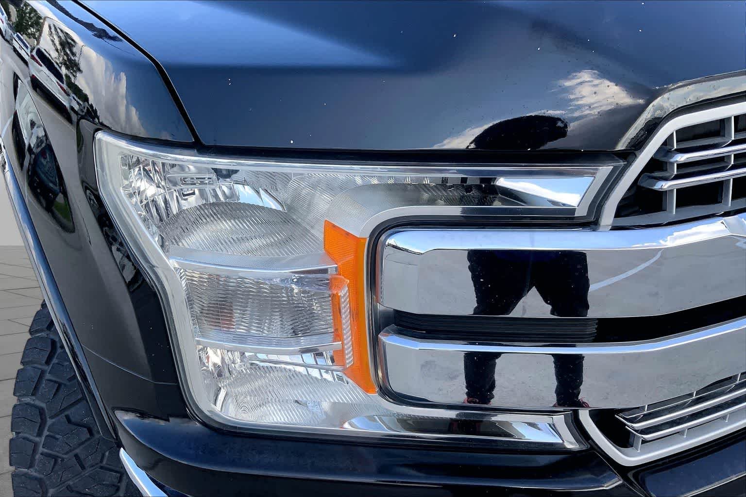Used 2020 Agate Black Metallic Ford LARIAT image 26