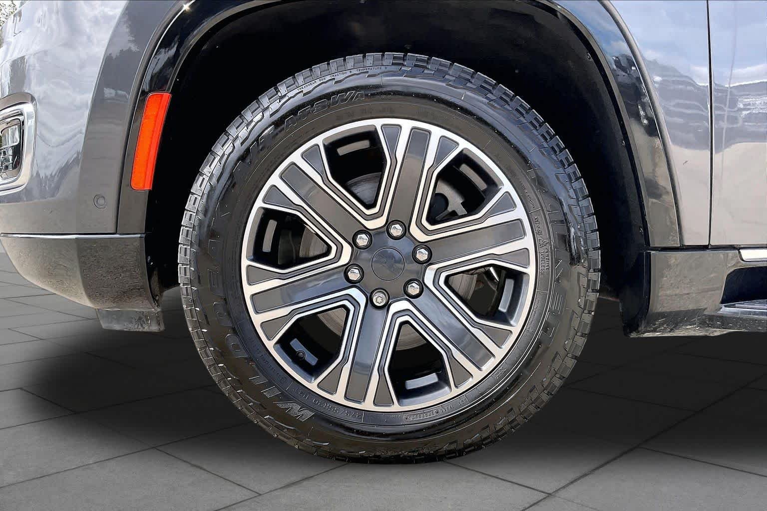 Used 2022 Baltic Gray Metallic Clearcoat Jeep Series III image 11